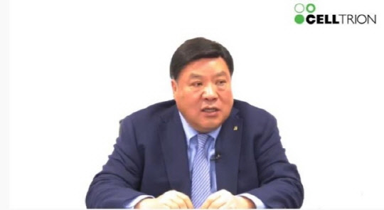 서정진 셀트리온그룹 명예회장이 18일 온라인 기자간담회를 열어 국산 1호 치료제인 '렉키로나' 의 효능에 대해 발표했다. 연합뉴스